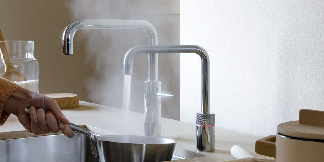 Sfeerfoto Quooker Nordic Single Tap Round naast uw eigen mengkraan